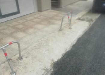 Αυθαίρετα εμπόδια σε δρόμο και πεζοδρόμιο για την αποτροπή στάθμευσης