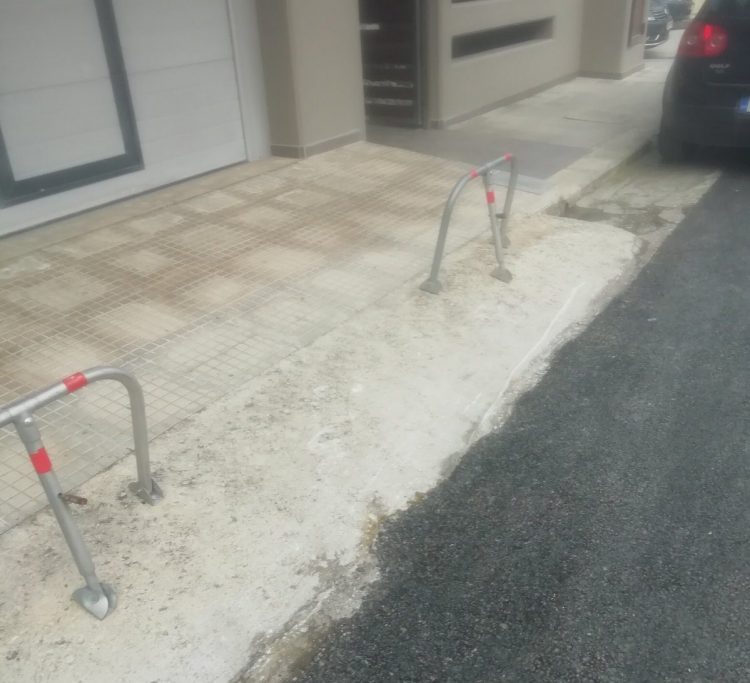 Αυθαίρετα εμπόδια σε δρόμο και πεζοδρόμιο για την αποτροπή στάθμευσης