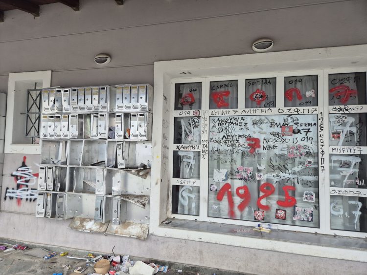 Βανδαλισμοί και εικόνες απόλυτης καταστροφής στις Εργατικές Κατοικίες Σωτήρας