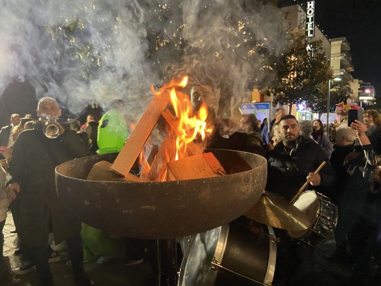 “Φανός” από την Κοζάνη και Αποκριάτικη παράδοση στο κέντρο των Τρικάλων