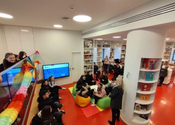 Βιβλιοθήκη Καλαμπάκας: Επίσκεψη του Γυμνασίου Πύλης στην έκθεση Τεχνητής Νοημοσύνης