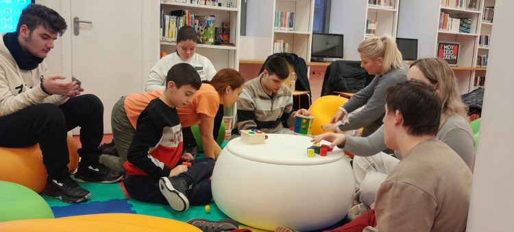 Βιβλιοθήκη Καλαμπάκας: Το ΚΔΑΠ Τρικάλων “Χαμόγελα Ελπίδας” επισκέφτηκε τη Βιβλιοθήκη
