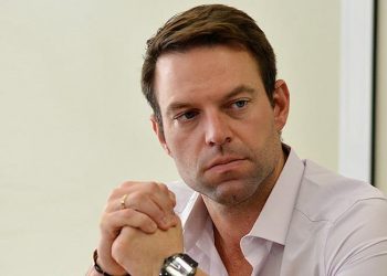 Στέφανος Κασσελάκης: “Η κεντρική πολιτική σκηνή είναι βούρκος. Παίζονται πολύ μεγάλα παιχνίδια στις πλάτες του ελληνικού λαού” | Συνέντευξη στους Βιβή Μαργαρίτη και Δημήτρη Παδιό