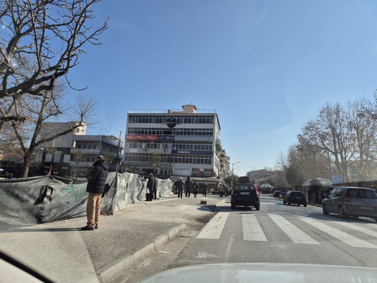 Μνημείο καθυστέρησης η πλατεία των Τρικάλων | Το… αιώνιο εργοτάξιο που έγινε αξιοθέατο… | Εκατοντάδες οι επιβλέποντες Τρικαλινοί
