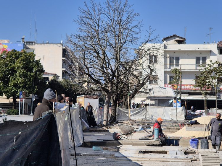Μνημείο καθυστέρησης η πλατεία των Τρικάλων | Το… αιώνιο εργοτάξιο που έγινε αξιοθέατο… | Εκατοντάδες οι επιβλέποντες Τρικαλινοί