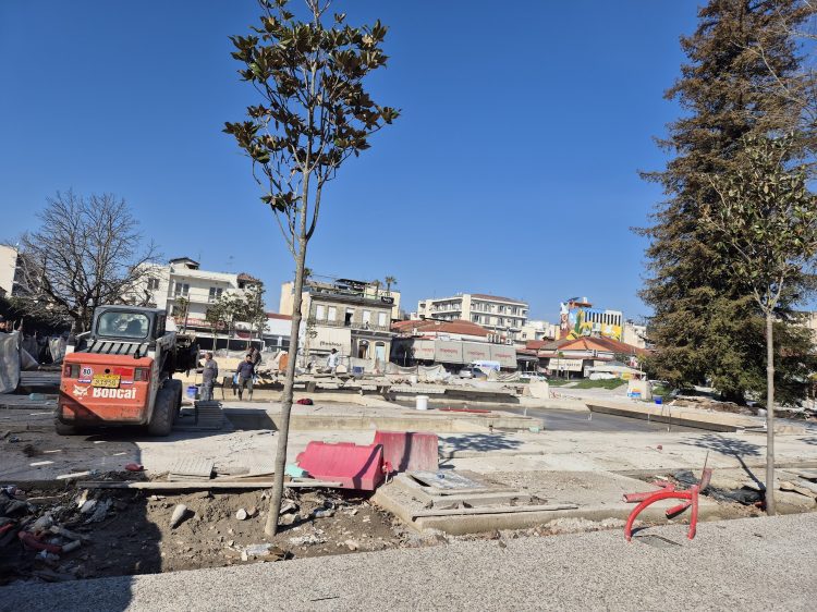 Μνημείο καθυστέρησης η πλατεία των Τρικάλων | Το… αιώνιο εργοτάξιο που έγινε αξιοθέατο… | Εκατοντάδες οι επιβλέποντες Τρικαλινοί