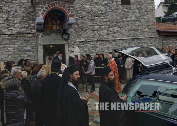 «Ράγισαν» και οι πέτρες στην κηδεία του Στέφανου Στύλλα – Εκατοντάδες πολίτες είπαν το τελευταίο αντίο (ΕΙΚΟΝΕΣ)