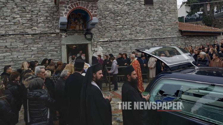 «Ράγισαν» και οι πέτρες στην κηδεία του Στέφανου Στύλλα – Εκατοντάδες πολίτες είπαν το τελευταίο αντίο (ΕΙΚΟΝΕΣ)