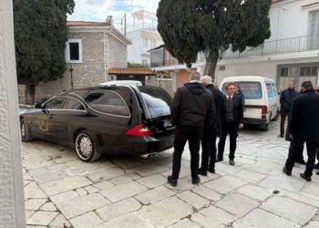 Όλη η Σκιάθος στην κηδεία του Χρήστου Τάσσου -Τραγικές φιγούρες η μητέρα και η σύντροφός του