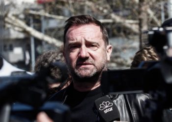 Όλη η Ελλάδα χειροκροτεί τον Νίκο Πλακιά: «Μακριά τα χέρια και το στόμα από τις μάvες! Είμαστε οι πατεράδες εδώ, χτυπńστε εμάς!»