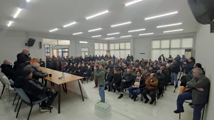 Αγρότες: Τι αποφασίστηκε κατά την Πανελλαδική Σύσκεψη Συντονισμού Μπλόκων στον Παλαμά (ΕΙΚΟΝΕΣ)