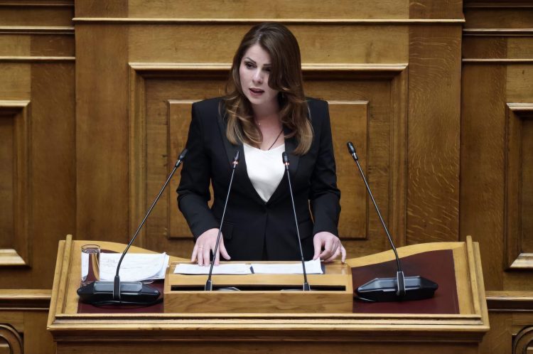Βουλή – Κατερίνα Παπακώστα: Ορόσημο στην μάχη που δίνει η κυβέρνηση για ουσιαστική ισότητα, το σχέδιο νόμου που επιβάλλει υποχρεωτικό ποσοστό 33% συμμετοχής των γυναικών στα ΔΣ εισηγμένων εταιρειών