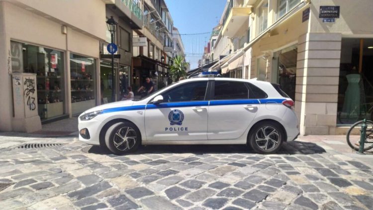 Βόλος: Γυμνός άνδρας προσπάθησε να πνίξει την αδερφή του – Άγριο ξύλο μπροστά στα παιδιά της