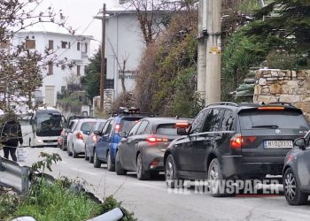 Πήλιο: Λεωφορείο «κόλλησε» στη Πορταριά – Σχηματίστηκε ουρά αυτοκινήτων (ΕΙΚΟΝΕΣ)