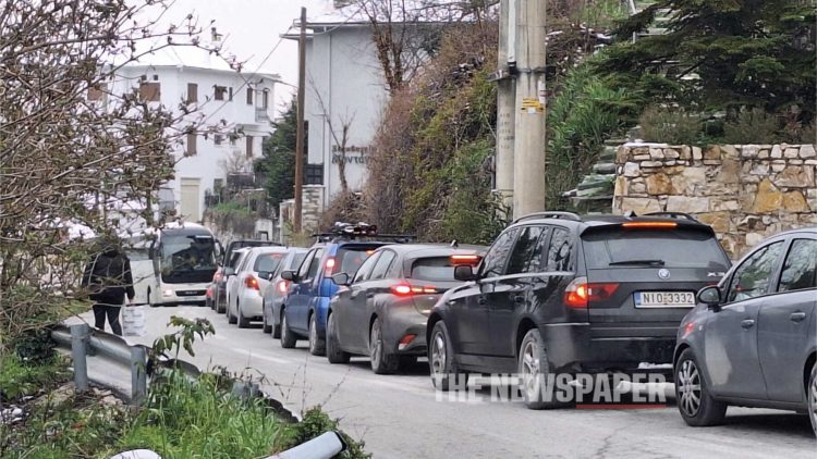 Πήλιο: Λεωφορείο «κόλλησε» στη Πορταριά – Σχηματίστηκε ουρά αυτοκινήτων (ΕΙΚΟΝΕΣ)