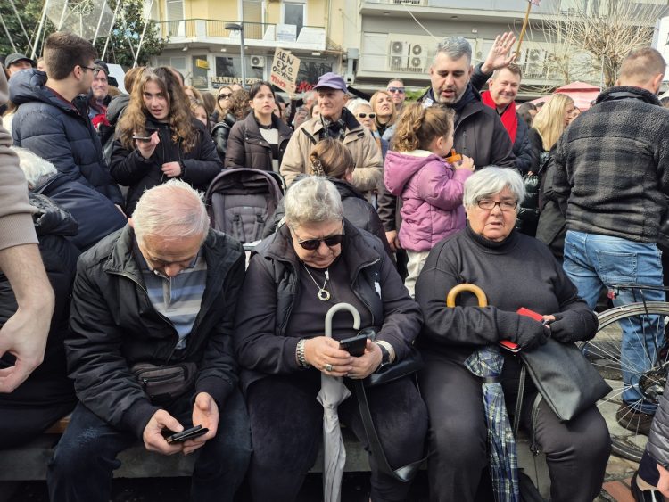 Οι ηλικιωμένοι δίπλα στη νέα γενιά: Μνήμη, οργή και καθήκον