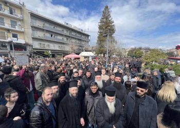 Σαν “Μεγάλη Παρασκευή” για τα Τρίκαλα: Οι Ιερείς στην “πρώτη γραμμή” του ογκώδους συλλαλητηρίου για τα Τέμπη (ΕΙΚΟΝΕΣ)