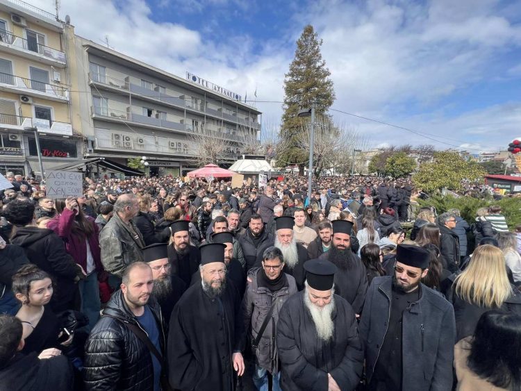 Σαν “Μεγάλη Παρασκευή” για τα Τρίκαλα: Οι Ιερείς στην “πρώτη γραμμή” του ογκώδους συλλαλητηρίου για τα Τέμπη (ΕΙΚΟΝΕΣ)