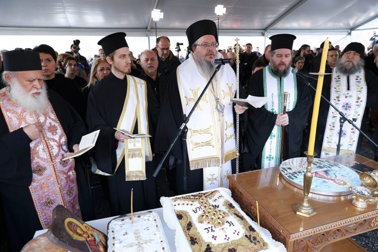 Ράγισαν καρδιές στο μνημόσυνο για τα θύματα της σιδηροδρομικής τραγωδίας των Τεμπών