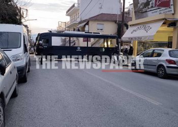 Βόλος: Διαδηλωτές «πολιόρκησαν» το πολιτικό γραφείο του Χρ. Τριαντόπουλου – Ισχυρές αστυνομικές δυνάμεις στο σημείο (ΕΙΚΟΝΕΣ – ΒΙΝΤΕΟ)