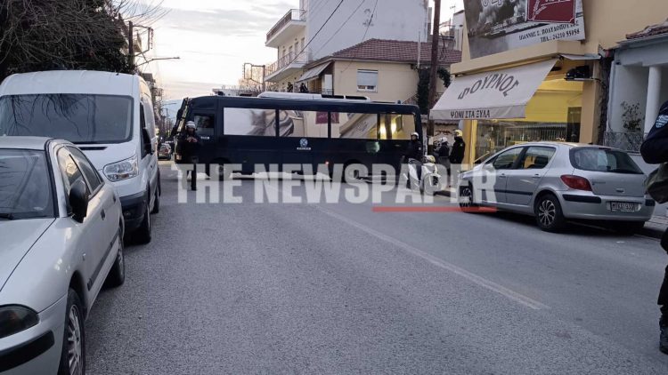 Βόλος: Διαδηλωτές «πολιόρκησαν» το πολιτικό γραφείο του Χρ. Τριαντόπουλου – Ισχυρές αστυνομικές δυνάμεις στο σημείο (ΕΙΚΟΝΕΣ – ΒΙΝΤΕΟ)
