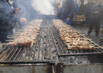 Μια μεγάλη ψησταριά η Καλαμπάκα με 10.000 σουβλάκια για την Τσικνοπέμπτη