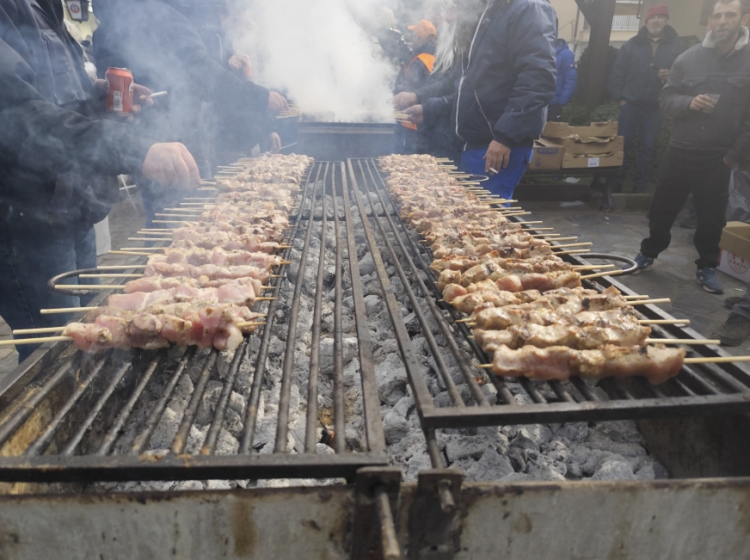 Μια μεγάλη ψησταριά η Καλαμπάκα με 10.000 σουβλάκια για την Τσικνοπέμπτη