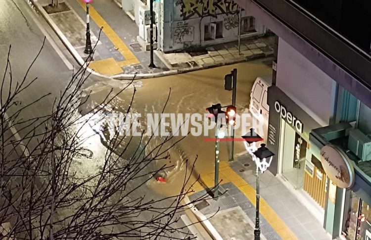 Γιατί πλημμύρισε κεντρικός δρόμος στον Βόλο