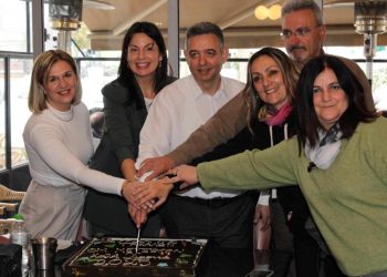Η Τομεάρχης Πολιτισμού και Αθλητισμού και Βουλευτής του ΣΥΡΙΖΑ-ΠΣ, κ. Κοντοτόλη Μαρίνα, στην κοπή της πρωτοχρονιάτικης πίτας της Ο.Μ. Μετεώρων