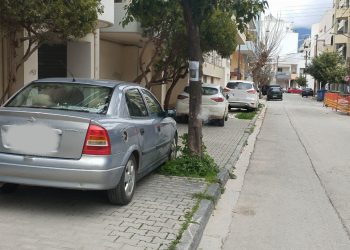 Απίστευτοι Βολιώτες: Πάρκαραν τα αυτοκίνητά τους πάνω σε πεζοδρόμιο και σε διάταξη (ΕΙΚΟΝΑ)