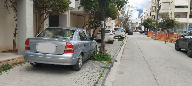 Απίστευτοι Βολιώτες: Πάρκαραν τα αυτοκίνητά τους πάνω σε πεζοδρόμιο και σε διάταξη (ΕΙΚΟΝΑ)