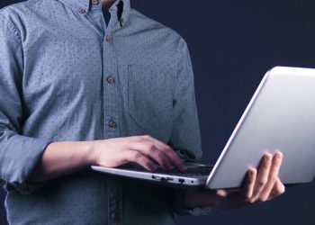 Ροζ σκάνδαλο στον Βόλο: Πουλούσε τα ερωτικά βίντεο με τη σύζυγό του για συμπλήρωμα στη σύνταξή του!