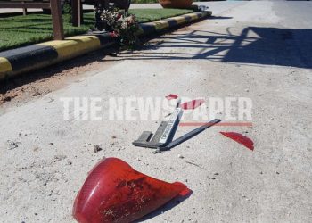 Νεκρό νιόπαντρο ζευγάρι στον Βόλο: Λουλούδια στον τόπο του δυστυχήματος από συγγενείς και φίλους (ΕΙΚΟΝΕΣ)