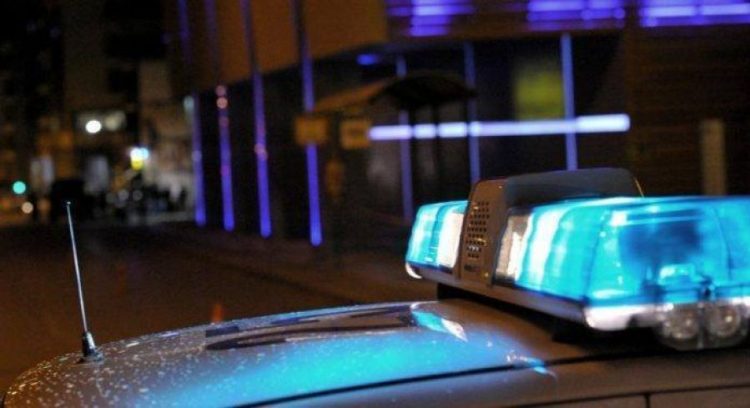 Βραδιά με ένταση στον οικισμό της Μαύρικας – Πυροβολισμός, τραυματίες και πυρκαγιά