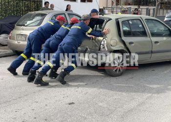 Αγριά Βόλου: Γυναίκα λιποθύμησε στο τιμόνι και «καρφώθηκε» σε ΙΧΕ (ΕΙΚΟΝΕΣ)