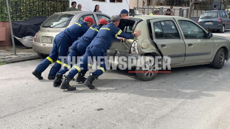 Αγριά Βόλου: Γυναίκα λιποθύμησε στο τιμόνι και «καρφώθηκε» σε ΙΧΕ (ΕΙΚΟΝΕΣ)