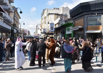 Ξεσήκωσαν το κέντρο της Λάρισας τα «μπουλούκια» – Δείτε βίντεο και φωτογραφίες