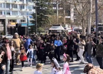 Άναψε το γλέντι στην Κεντρική Πλατεία της Λάρισας – Έστησαν χορό με μπουλούκια και γαϊτανάκια (ΕΙΚΟΝΕΣ – ΒΙΝΤΕΟ)