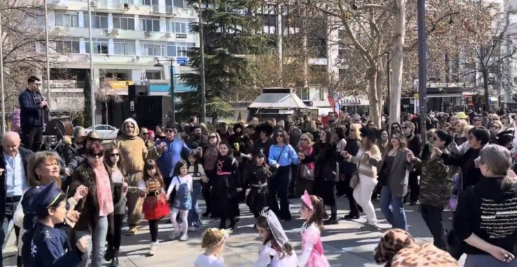 Άναψε το γλέντι στην Κεντρική Πλατεία της Λάρισας – Έστησαν χορό με μπουλούκια και γαϊτανάκια (ΕΙΚΟΝΕΣ – ΒΙΝΤΕΟ)
