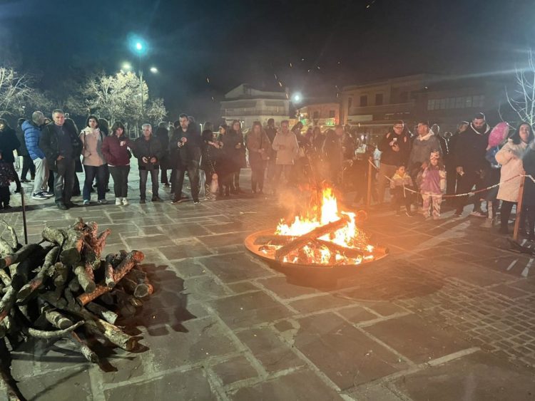 «Άναψαν» οι φωτιές και το γλέντι της Αποκριάς στη Λάρισα (ΕΙΚΟΝΕΣ – ΒΙΝΤΕΟ)