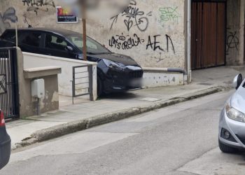 Το «μπάχαλο» σε δρόμο της Λάρισας με το πάρκινγκ και οι αγανακτισμένοι κάτοικοι: «Από που θα περάσει το ασθενοφόρο;» (ΕΙΚΟΝΕΣ)