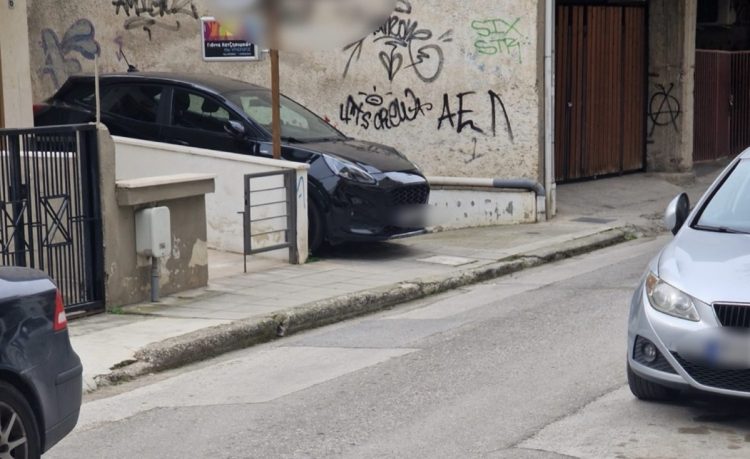 Το «μπάχαλο» σε δρόμο της Λάρισας με το πάρκινγκ και οι αγανακτισμένοι κάτοικοι: «Από που θα περάσει το ασθενοφόρο;» (ΕΙΚΟΝΕΣ)