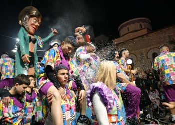 Αποκριάτικο ξεφάντωμα στον Τύρναβο – Δείτε βίντεο και φωτογραφίες απ’ την εντυπωσιακή καρναβαλική παρέλαση