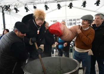 Αναβίωσε το «Μπουρανί» στον Τύρναβο: Πειράγματα και πιπεράτα σχόλια γύρω απ’ το καζάνι για τους λάτρεις του εθίμου (ΕΙΚΟΝΕΣ – ΒΙΝΤΕΟ)