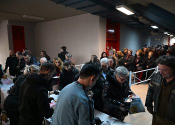 Καθαρά Δευτέρα στη Λάρισα: Παραδοσιακό γλέντι και «ουρές» από νωρίς στο Κλειστό της Νεάπολης για τα Σαρακοστιανά εδέσματα (ΕΙΚΟΝΕΣ – ΒΙΝΤΕΟ)