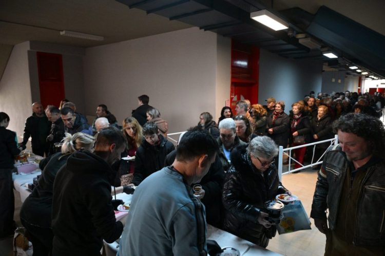 Καθαρά Δευτέρα στη Λάρισα: Παραδοσιακό γλέντι και «ουρές» από νωρίς στο Κλειστό της Νεάπολης για τα Σαρακοστιανά εδέσματα (ΕΙΚΟΝΕΣ – ΒΙΝΤΕΟ)