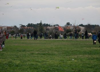 Δεν πτοήθηκαν απ’ τον καιρό οι Λαρισαίοι – Μικροί και μεγάλοι πέταξαν χαρταετό (ΕΙΚΟΝΕΣ – ΒΙΝΤΕΟ)