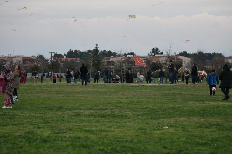 Δεν πτοήθηκαν απ’ τον καιρό οι Λαρισαίοι – Μικροί και μεγάλοι πέταξαν χαρταετό (ΕΙΚΟΝΕΣ – ΒΙΝΤΕΟ)
