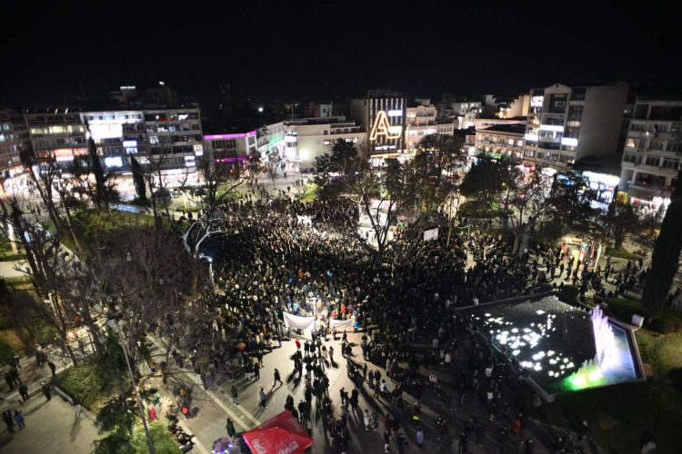 Ξανά στους δρόμους οι Λαρισαίοι για δικαιοσύνη και «οξυγόνο» – Νέα μεγάλη συγκέντρωση στην Κεντρική πλατεία (ΕΙΚΟΝΕΣ – ΒΙΝΤΕΟ)
