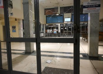 Λάρισα: Κουκουλοφόροι εκτόξευσαν πέτρες και έσπασαν τζαμαρίες στον ΟΣΕ – Τους αποδοκίμασε το πλήθος στην πορεία των Τεμπών (ΕΙΚΟΝΕΣ)